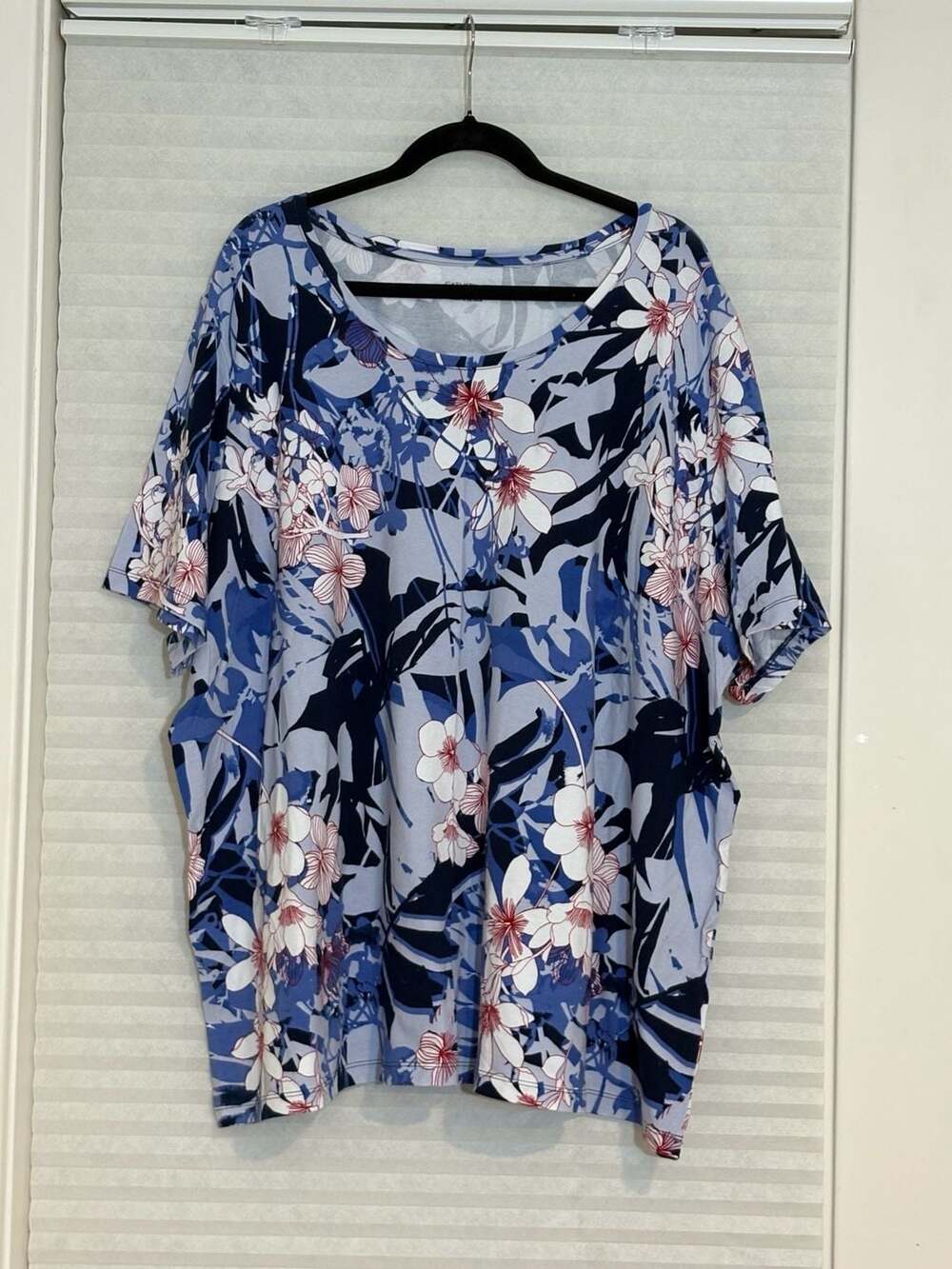 Catherines Floral Top Size 3X 26/28W Blue White Red Short Sleeve Tee
